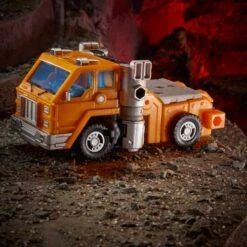 HASBRO TRANSFORMERS WFC KINGDOM DELUXE HUFFER – 14 CM -Character Model huffer transformers hasbro 1